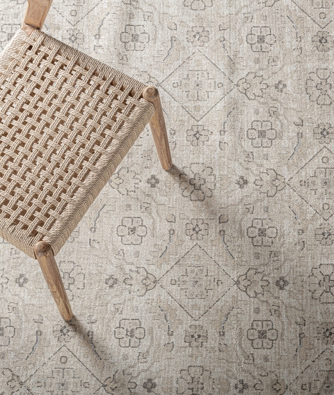 Alfombra Ebba: Elegancia clásica en viscosa beige y verde - Imagen 4